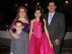 La festejada con sus papás, Laura Nila Aguilar y Jesús Pablo Sáinz; y su hermano Dustin Sáinz.  /