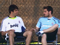 Kaká y Casillas conversan durante el último entrenamiento en la UCLA (Los Ángeles). AFP  /