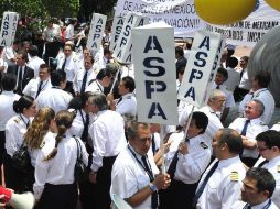 Miembros de la Asociación Sindical de Pilotos Aviadores (ASPA) de México realizaron hoy una protesta contra la aerolínea, en el DF. EFE  /