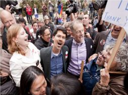 Opositores a la Proposición ocho celebran, después de que un juez federal sentenció a favor de las bodas homosexuales. EFE  /