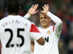 Javier 'Chicharito' Hernández celebra su gol con su compañero Antonio Valencia. AFP  /
