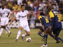 Cristiano Ronaldo trata de quitarse la marca de Adolfo Rosinei. AFP  /