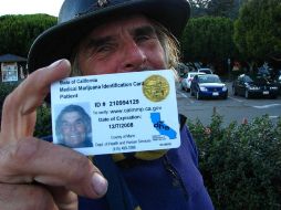 Un estadounidense muestra su permiso para comprar mariguana, y así tratar sus males. ESPECIAL  /