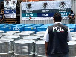 Elementos de la PGR resguardan las 203 toneladas de precursores químicos incautados en la aduana de Manzanillo. EL UNIVERSAL  /