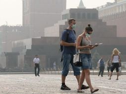 Turistas se protegen con mascarillas del humo que han provocado los incendios en Moscú. EFE  /