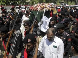 Los agentes de policía llevan el cadáver del jefe de la fuerza paramilitar paquistaní para el entierro en Peshawar. AP  /