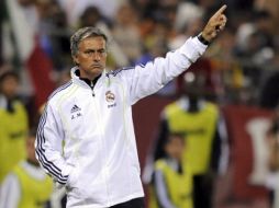 José Mourinho dando instrucciones a su equipo en el partido ante el América. EFE  /