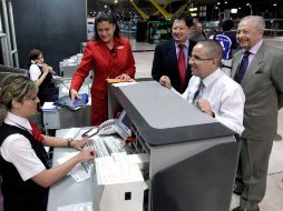 El martes Ubaldo Izquierdo, uno de los disidentes viajó a Chile con su familia. EFE  /