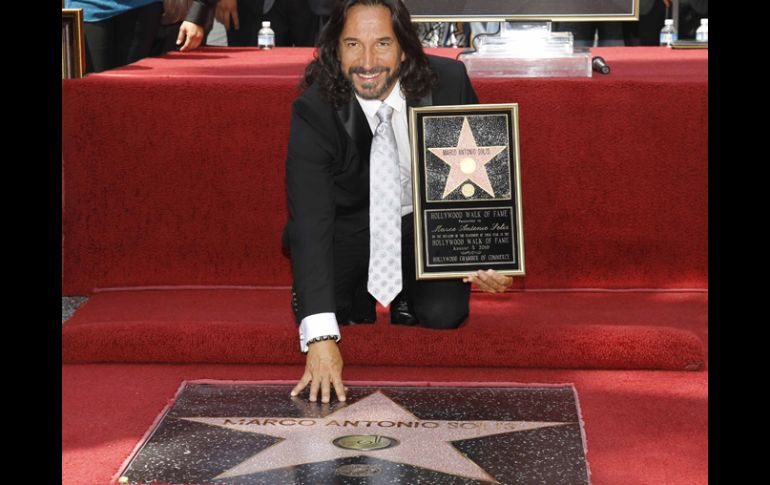 ''El Buki'' dijo sentirse feliz por el galardón. REUTERS  /