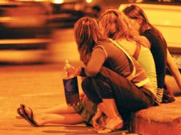 Los jóvenes que platicaron con terapeutas lograron reducir en 32 por ciento en el erróneo uso del alcohol. ESPECIAL  /