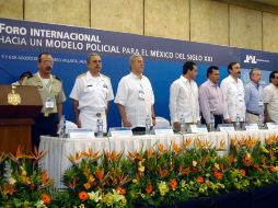Autoridades municipales, estatales y militares en la inauguración del Foro Internacional. Gobierno del Estado  /