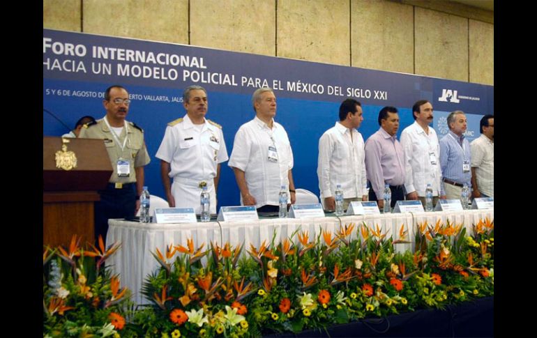Autoridades municipales, estatales y militares en la inauguración del Foro Internacional. Gobierno del Estado  /