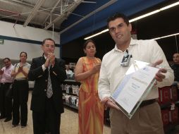 Wal-Mart recibió hoy un reconocimiento por parte de la SSJ Por sumarse a la campaña contra el dengue. S. NÚÑEZ  /