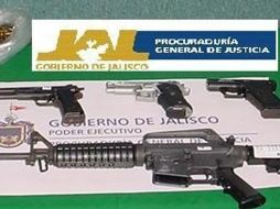 Se les decomisó 14 celulares, tres pistolas tipo escuadra y un fusil AR-15 con cargadores y balas. ESPECIAL  /