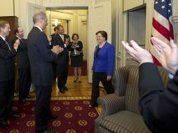 El procurador general de Estados Unidos, Eric Holder, felicita a Elena Kagan por su nuevo asiento en la Corte Suprema. REUTERS  /