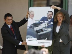 La candidata a la gubernatura de California muestra uno de los carteles de su campaña traducidos al español. AP  /