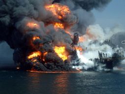 Momento en que la plataforma Deepwater Horizon se hunde el 22 de abril. En el siniestro murieron 11 trabajadores. ARCHIVO • AP  /