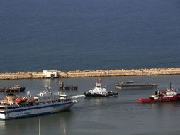 El barco “Mavi Marmara” sale del puerto de Israel en la ciudad costera Haifa, rumbo a la Franja de Gaza. AFP  /