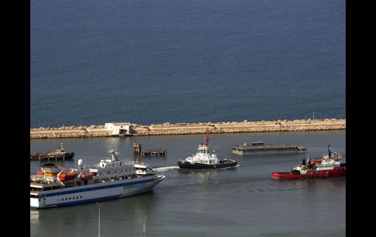El barco “Mavi Marmara” sale del puerto de Israel en la ciudad costera Haifa, rumbo a la Franja de Gaza. AFP  /