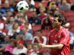 Cesc Fábregas confirma su continuidad con el Arsenal. AP  /