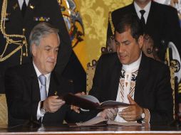 Piñera (izq.) y Correa (der.) se reunieron este viernes donde también abordaron las diferencias limítrofes de Ecuador con Perú. AFP  /