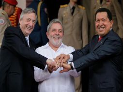 Nestor Kirchner, Luiz Lula da Silva y Hugo Chavez, en la reunión de Unasur en Caracas. AP  /