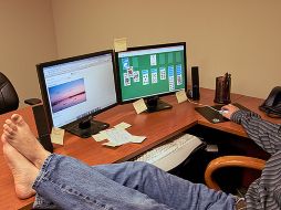 Los empleados invierten una hora de su hoarario laboral en las redes sociales. ESPECIAL  /