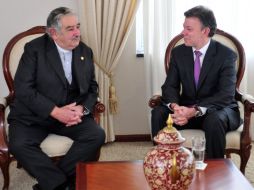 El presidente electo de Colombia, Juan Manuel Santos (d) y el mandatario uruguayo, José Mujica (i). EFE  /