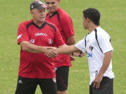 Carlos Ischia recibe a Michael Ortega hoy en Colomos. S. NÚÑEZ  /