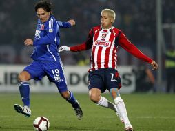 Adolfo Bautista disputa el balón con Rafael Olarra durante la semifinal de la Libertadores. MEXSPORT  /