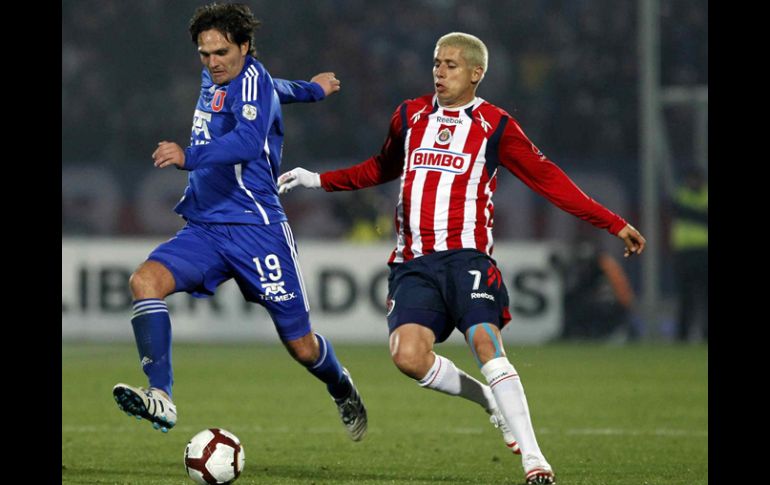 Adolfo Bautista disputa el balón con Rafael Olarra durante la semifinal de la Libertadores. MEXSPORT  /