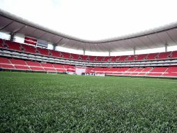 El pasto sintético que tiene el Estadio Omnilife es de lo más avanzado en tecnología. MEXSPORT  /