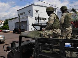 Elementos del Ejército Mexicano reforzaron la vigilancia del traslado de los cuerpos. NTX  /