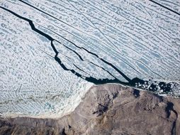 El flujo de agua salada bajo los glaciares es una de las principales causas de desprendimientos de hielo de Groenlandia. EFE  /