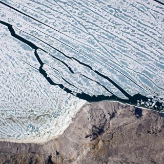 Enorme isla de hielo se desprende de glaciar en Groenlandia