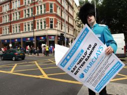 Barclays es uno de los bancos que plantea su salida del mercado británico. En la foto, un hombre hace publicidad del banco. AFP  /