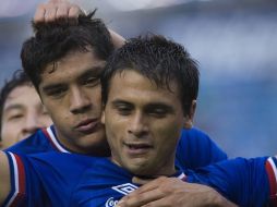 Los jugadores del Cruz Azul Maximiliano Biancucchi (d) y Javier Orozco (c) celebran un gol. EFE  /