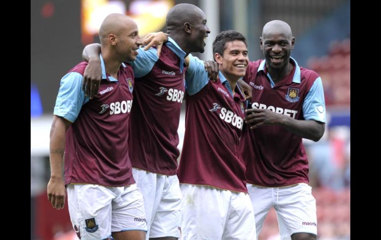 Pablo Barrera celebra el gol junto a sus compañeros del West Ham United. AFP  /
