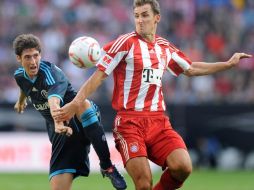 Miroslav Klose (der) y Sergio Escudero luchan por el balón, durante el encuentro en Augsburgo. AFP  /
