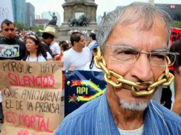 Centenares de periodistas marcharon este sábado desde el Ángel de la Independencia hasta la Segob. EL UNIVERSAL  /