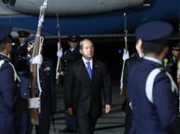 El Presidente Felipe Calderón arribó a Colombia para acudir a la celebración del nuevo presidente. NTX  /