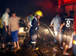 Un bombero trabaja en la explosión en Basora. AP  /