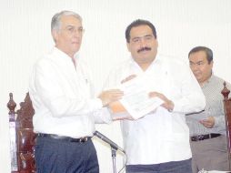 El secretario de Gobierno del estado de Tabasco, Humberto Mayans Canabal (I) en un acto público. ESPECIAL  /