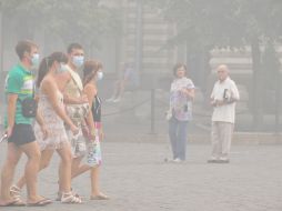 Miles de personas realizan sus actividades inmersos en una espesa humareda que cubre el centro de la capital rusa. NTX  /