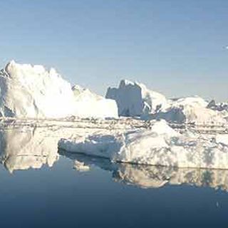 Una enorme isla de hielo se desprende de un glaciar en Groenlandia