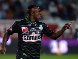 Christian Benítez festeja uno de sus dos goles contra los Tuzos. JAMMEDIA  /