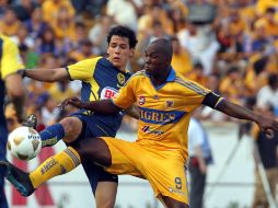 Itamar Batista (der) de Tigres disputa el balón con Patricio Treviño de America. MEXSPORT  /