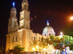 Por las noches, llama la atención de la fachada en cantera rosa de la Catedral de Culiacán. ESPECIAL  /