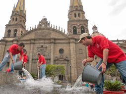 Durante las acciones de limpieza, un grupo de sindicalizados se manifestó ante Aristóteles Sandoval. S.  NÚÑEZ  /