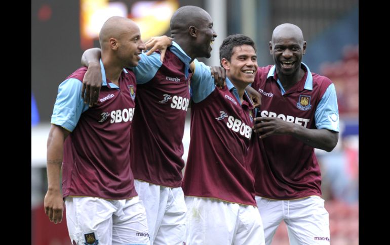 Barrera (tercero de izq. a der.) es felicitado por sus compañeros. AFP  /